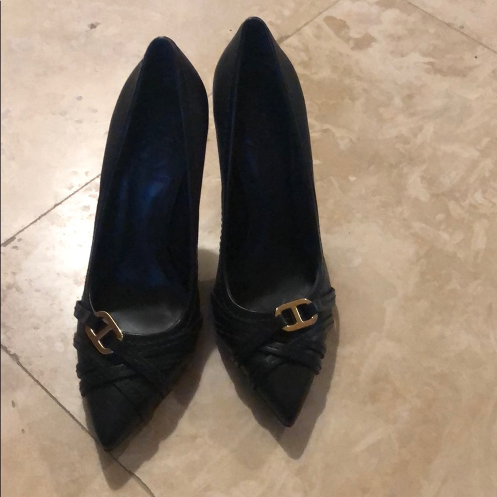 Black pumps